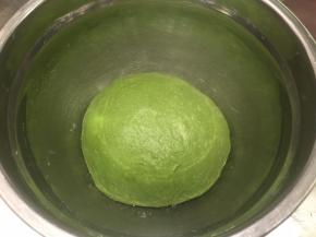 面团搓成圆形，放入盆内，盖上保鲜膜一发