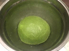 面团搓成圆形，放入盆内，盖上保鲜膜一发