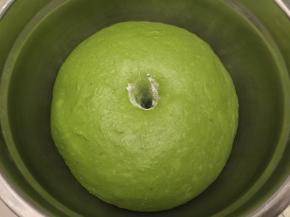 手沾面粉插入面团，不塌陷不回缩即发酵完成