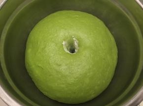 手沾面粉插入面团，不塌陷不回缩即发酵完成