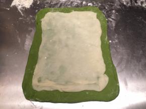 将面团轻压排气后平均分成3份，盖上保鲜膜松弛20分钟