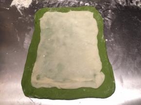 将面团轻压排气后平均分成3份，盖上保鲜膜松弛20分钟