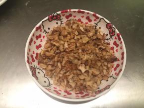 将核桃、蔓越莓干切成小块状