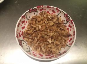 将核桃、蔓越莓干切成小块状