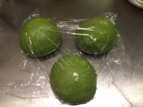 将面团轻压排气后平均分成3份，盖上保鲜膜松弛20分钟