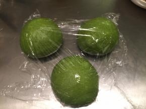 将面团轻压排气后平均分成3份，盖上保鲜膜松弛20分钟