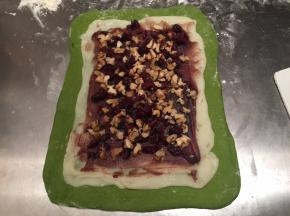 均匀地放上蔓越莓和核桃