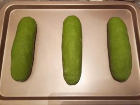 卷好的抺茶软欧胚放入烤盘，烤箱启动发酵功能，二发50分钟