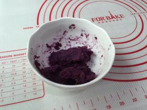 把紫薯蒸熟压成泥状备用