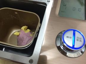 加入黄油，继续揉面
