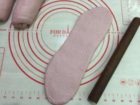 再次擀开，翻面，自上往下卷起