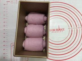 卷好的面团码在模具内