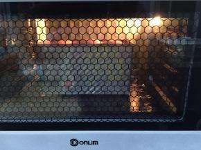 放入预热好的烤箱，下层，上火150度下火170度，烘烤35分钟，顶部上色要及时盖锡纸