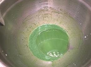 抹茶粉加入温牛奶内，用茶筅拌匀