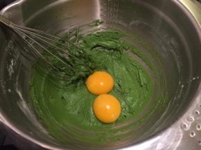 拌至无干粉后磕入蛋黄，拌成顺滑的蛋黄糊