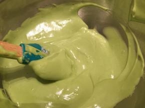 蛋黄糊和蛋清混合，上下翻拌均匀