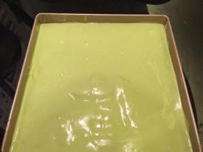 倒入28x28方形烤盘内，轻震去气泡