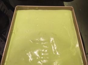 倒入28x28方形烤盘内，轻震去气泡