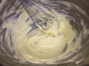 制作慕斯层：奶油奶酪室温软化，隔温水打至顺滑