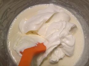 淡奶油加砂糖打发至半流动状，加入拌匀的奶酪液内