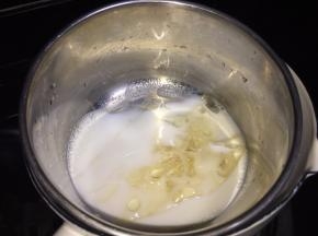 吉利丁片放冷水泡软，牛奶加至温热后放入吉利丁片，拌匀后加入奶酪液内，过筛