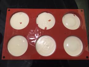 将做好的慕斯液装入裱花袋，挤入模具内