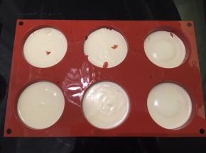 将做好的慕斯液装入裱花袋，挤入模具内