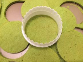 抹茶戚风蛋糕片放凉，用跟模具大小一样的圆形切模切出6片圆片