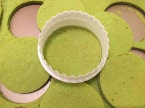 抹茶戚风蛋糕片放凉，用跟模具大小一样的圆形切模切出6片圆片