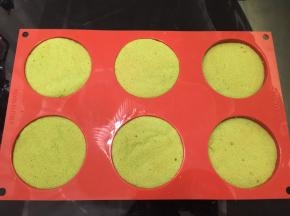 抺茶蛋糕片依次放入蛋糕上，放冰箱冷冻5小时以上