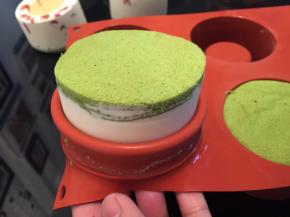 轻轻托起蛋糕，蛋糕脱模