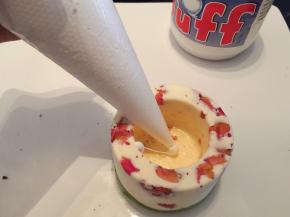 装入裱花袋后挤入凹槽内