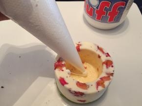 装入裱花袋后挤入凹槽内