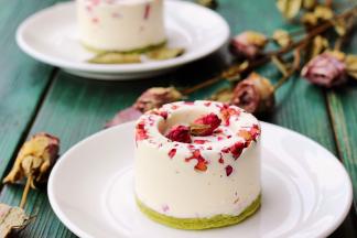 放入漂亮的干玫瑰花，大功告成了！