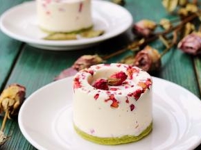 放入漂亮的干玫瑰花，大功告成了！