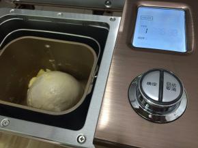 加入黄油时再次启动和面功能，揉至扩展