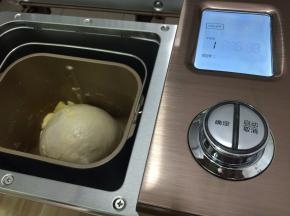 加入黄油时再次启动和面功能，揉至扩展