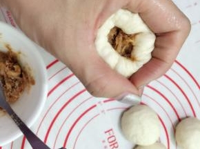 用虎口把面团收紧