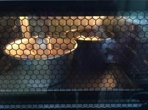 送进提前预热好的烤箱上火150度下火170度25分钟，顶部上色要及时盖锡纸