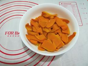 南瓜蒸熟备用