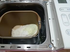 把所有材料都称进面包机桶内开始揉面，2个和面程序就可以