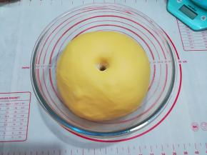 发酵好的面团，用手粘点面粉戳一个洞不回缩就是发酵好了