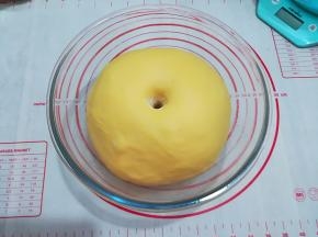 发酵好的面团，用手粘点面粉戳一个洞不回缩就是发酵好了