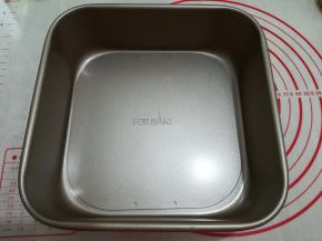我用到的模具是法焙法正方形活底蛋糕模