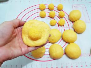 取一个椰蓉放在面团上