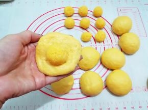 取一个椰蓉放在面团上