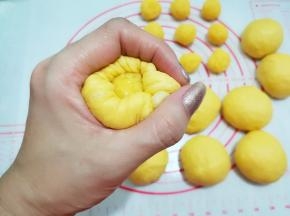 用虎口把面团收紧