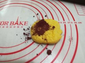 剩下的面团加入红曲揉均匀