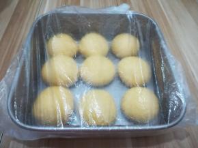 把包好的面团码在模具中进行二发