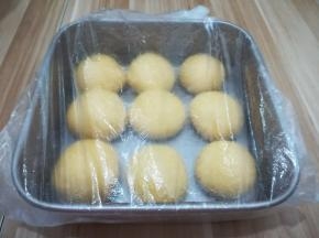 把包好的面团码在模具中进行二发